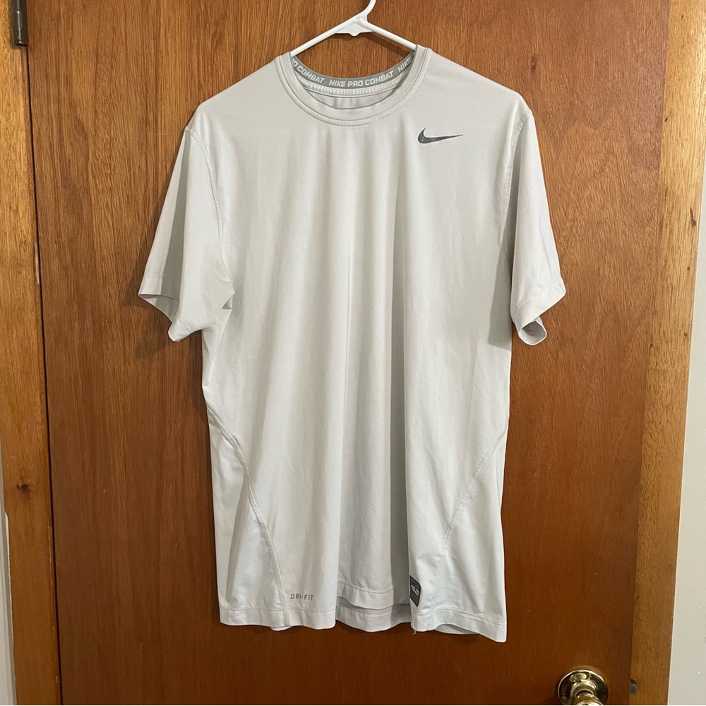 Nike Gray white Short Sleeve Tee Classic Design men’s size large Nike pro combat